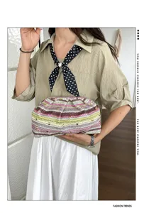 Sac pochette tissé élégant d'été avec rayures colorées et rivets métalliques vue de détail.