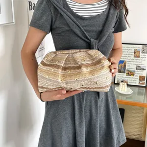 Nouvelle pochette tissée chic de mode plissée minimaliste d'été pour les femmes élégantes.