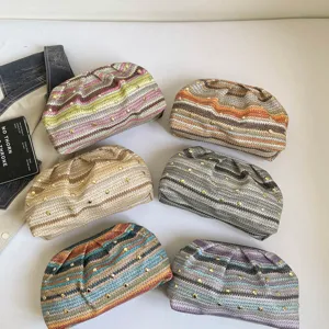 Sac pochette tissé plissé d'été pour femmes, design rayé chic avec clous métalliques.