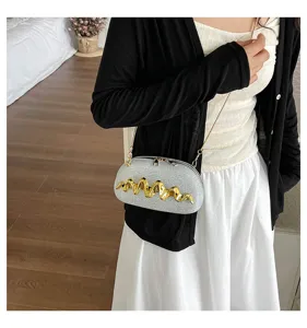 Silberne Glitzer-Umhängetasche mit goldenem Wellen-Design, schicke Damen-Handtasche neu.