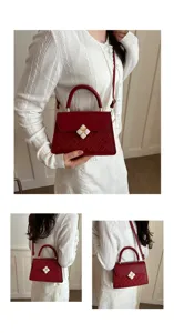 Detailansicht der roten bestickten kleinen Damentasche, elegante Handtasche und Umhängetasche.