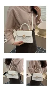 Nahaufnahme der eleganten gesteppten weißen Handtasche mit exquisitem geometrischem Design.