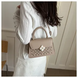 Elegante gesteppte Bestickung kleine quadratische Handtasche mit Griff und Schultergurt.