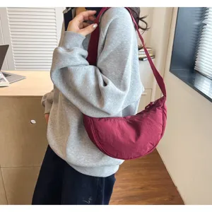 Borsa a tracolla casual a mezzaluna in nylon da donna, grande capacità quotidiana.