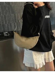 Borsa a tracolla a mezzaluna in tela casual da donna, grande capacità per uso quotidiano.