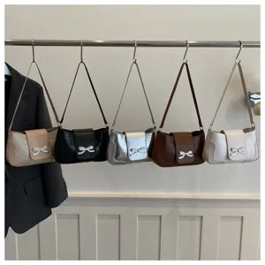 Bolso de hombro elegante con lazo chic y textura refinada para uso diario casual.