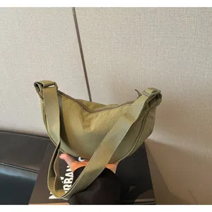 Vista dettagliata della borsa a tracolla in nylon verde stile casual sportivo per donna.