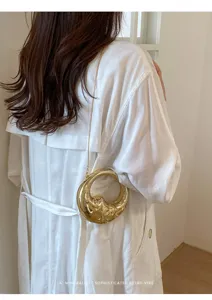 Damen metallisch skulpturale Mini Kettentasche stilvolle Umhängetasche minimalistisch retro