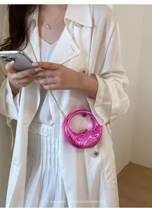 Modische metallische rosa Mini-Umhängetasche mit Kette, perfekt für trendige Alltagsoutfits.