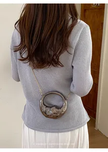 Detailansicht der Damen Mode Kette Mini Umhängetasche, einzigartiges Metall Sichel Design.