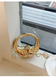 Detailansicht einer schicken goldenen abstrakten geprägten Mini-Umhängetasche.