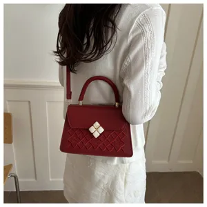 Rote gesteppte Umhängetasche mit elegantem Kleeblatt-Verschluss, elegante Damentasche.