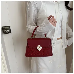 Elegante rote Damen Handtasche mit Stickerei und edlem Kleeblatt-Verschluss für stilvolle Looks.