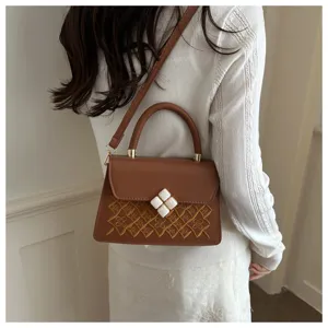 Braune bestickte Umhängetasche mit Kleeblatt Dekor, elegante Handtasche für Damen neu.