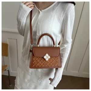 Elegante braune Umhängetasche aus Leder mit feinem Stickmuster und edlem Verschluss für Damen.