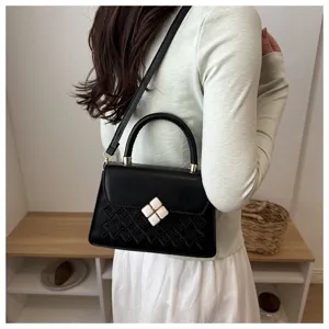Schwarze elegante Umhängetasche mit geprägtem Muster und stilvollem Metallgriff für Damen.