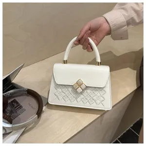 Weißer eleganter Umhängetasche mit gesteppter Stickerei und edlem Schloss für Damen.