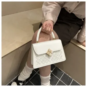 Elegante weiße gesteppte kleine quadratische Damentasche, modische Umhängetasche und Handtasche.