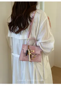 Sac à main rétro élégant pour femme avec design Kelly et charm de perles chic.