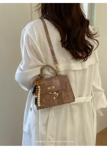 Sac à bandoulière rétro marron chic avec serrure métallique et perles pour femme.