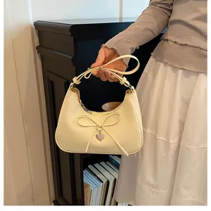 Sac à bandoulière chic pour femme avec nœud, élégant sac à main crème pour le style quotidien.