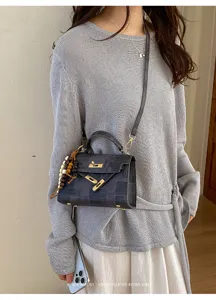 Femmes élégant rétro chic sac à épaule sac à main mini poignée supérieure avec verrou et charme
