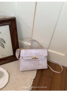 Sac à main élégant pour femme avec fermoir chic et bandoulière pour la mode moderne.