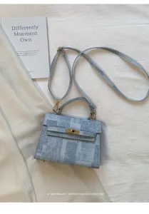 Sac à bandoulière chic pour femme Kelly, sac élégant avec imprimé journal rétro.