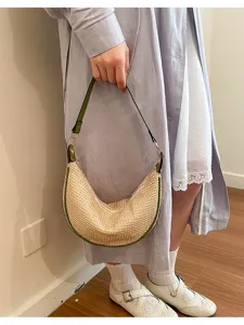 Gros plan du sac a main hobo tisse avec bordure verte, montrant texture et look quotidien.