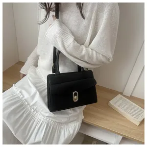Dettaglio borsa a mano in pelle nera testurizzata, elegante borsa a spalla chic top.