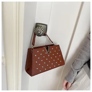 Sac à main marron en strass avec logo V métallique, design élégant bandoulière pour femmes.