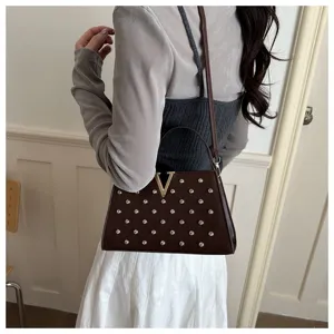 Sac à main bandoulière marron élégant avec logo V en métal et décorations strass.