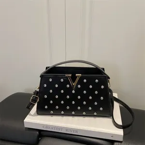 Sac à main bandoulière noir chic avec strass et fermoir en métal V pour femmes.