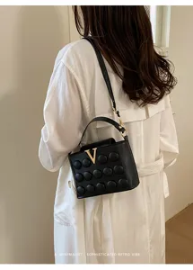 Borsa a Tracolla Nera Trapuntata Bubble con Fibbia Dorata a V Borsa Chic da Donna
