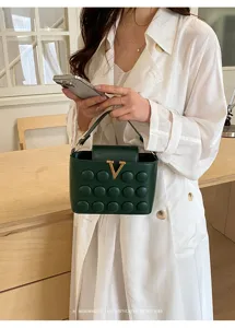 Borsa a tracolla verde con texture a bolle e chiusura a V metallica, elegante borsa da donna.