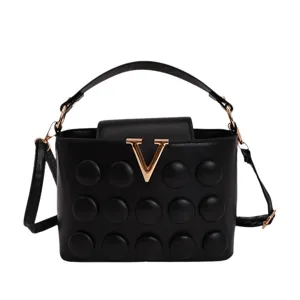 Borsa a tracolla nera da donna, borsa elegante con logo V dorato e design a bolle alla moda.