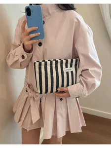 Pochette clutch en toile à rayures noires et blanches, trousse de maquillage portable.