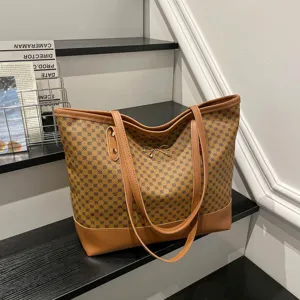 Kompsi gynaikeia tsanta homou megalis horitikotitas, retro print shopper casual.