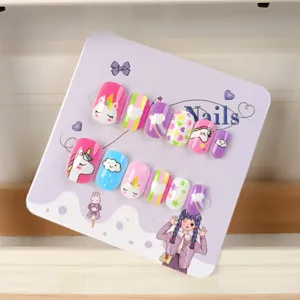 Uñas postizas para niños vista de detalle, estilo dopamina dibujo animado unicornio set.
