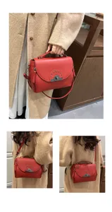 Sac bandoulière élégant en cuir rouge pour femme, avec serrure métallique et design chic.