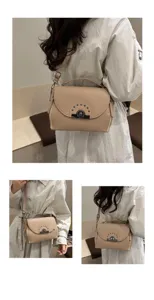 Sac à bandoulière beige élégant pour femme avec serrure en métal et rivets pour le quotidien.