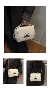 Vue détaillée montrant le sac à main en cuir PU blanc porté en bandoulière et à la main.
