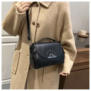 Détail élégant de sac bandoulière noir, sac à main en cuir PU élégant avec serrure en métal.