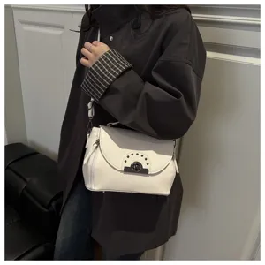 Sac a bandouliere blanc pour femme, elegante sacoche en cuir PU avec serrure chic.