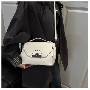 Tendance sac à bandoulière blanc pour femme avec poignée supérieure et serrure métallique.