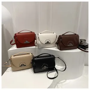 Sac à bandoulière mode femme multicolore avec serrure en métal et détails de rivets