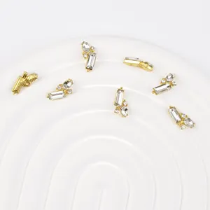 Gedetailleerde close-up van luxe nagelkunst strass steentjes en legering accessoires.