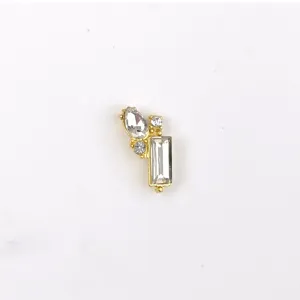Gedetailleerd overzicht van sprankelende strass steentjes voor nagelkunst DIY.