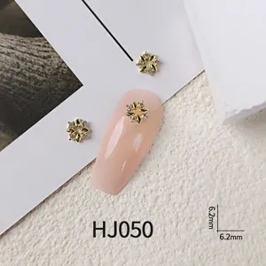 Close-up van geometrische strass nagelkunst bedels, sprankelend kristal bloemdesign voor manicure.