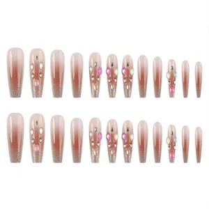Detalle de uñas postizas, nail art degradado blush dulce con diamantes y purpurina